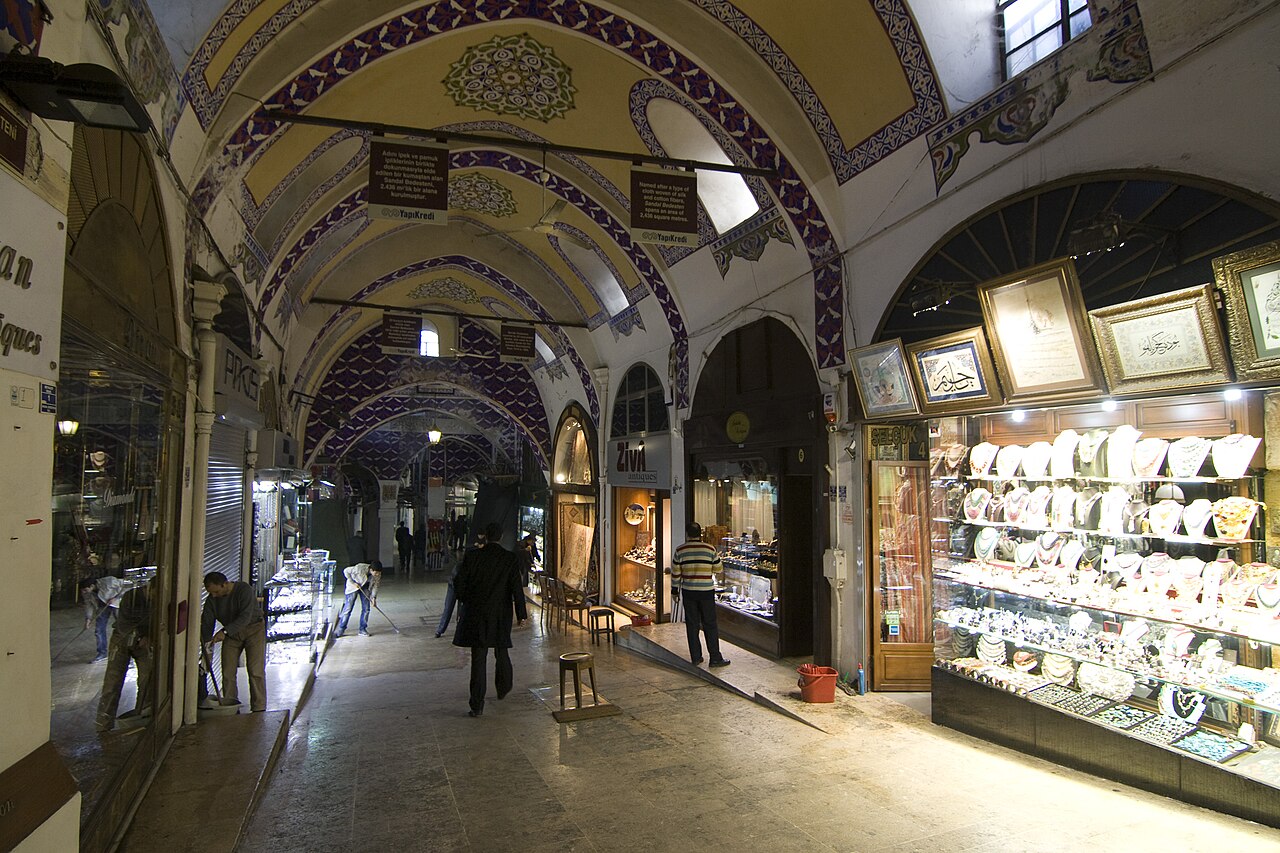 Kapalıçarşı — kuyumcu ve takı vitrinleri